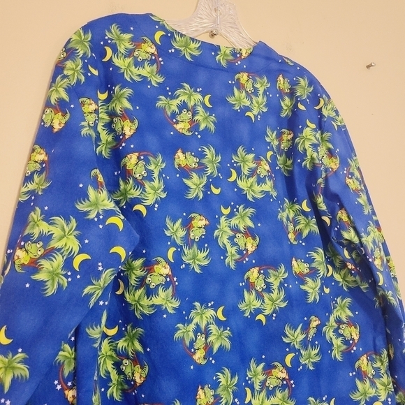 Peaches Uniforms | Women's Frog in Palm Tree Printed Scrubs Jacket (Size Small) - Picture 11 of 13